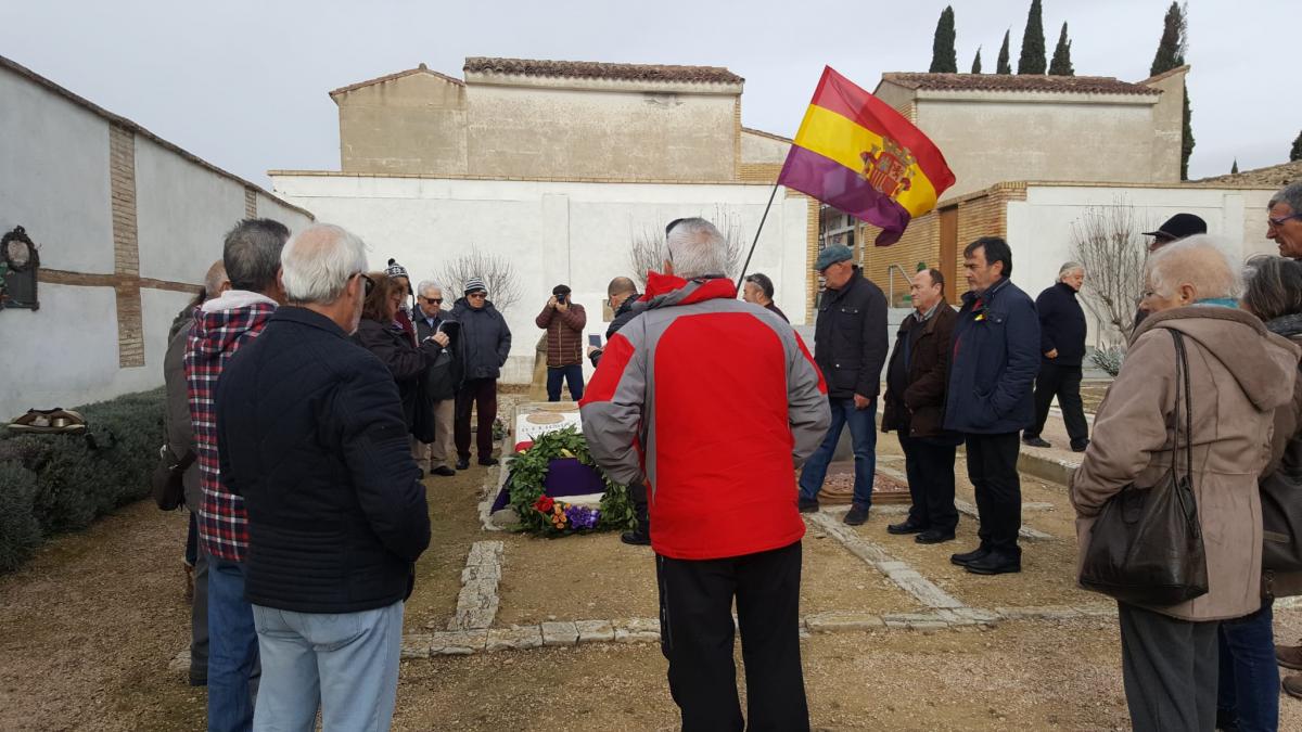 Homenaje en el cementerio de Huesca